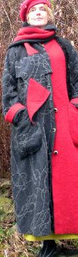 rot grauer Mantel, mit Schal und Hut